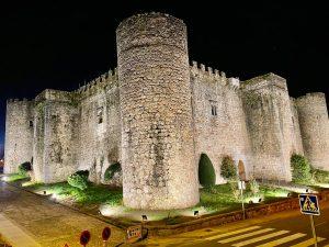 ? EL CASTILLO DEL CONDESTABLE DÁVALOS LUCE EN TODO SU ESPLENDOR ? 3 IMG 20201123 WA0034 Web del Ayuntamiento de Arenas de San Pedro