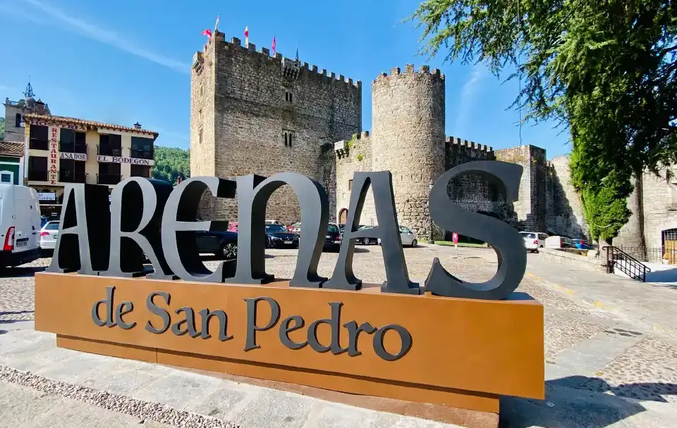 Imagen del Castillo y cartel de Arenas de San Pedro