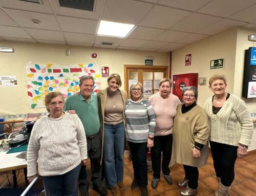 Laura Martín-Blas visitó a los jubilados en el bingo navideño del Centro de Día