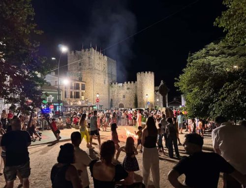 Las Hogueras de San Juan iluminaron Arenas de San Pedro