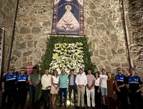 Arenas de San Pedro se rinde a su patrona, la Virgen del Pilar, en la tradicional ofrenda floral
